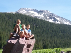 kids-on-rock